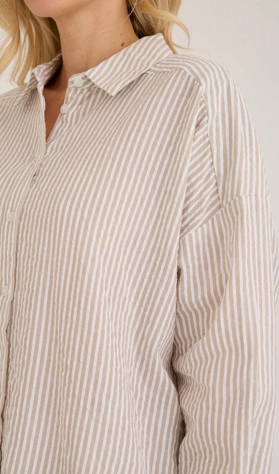 Sonja New Shirt i sand nærbilde av detaljer, skjorte fra A-view hos Image Mandal