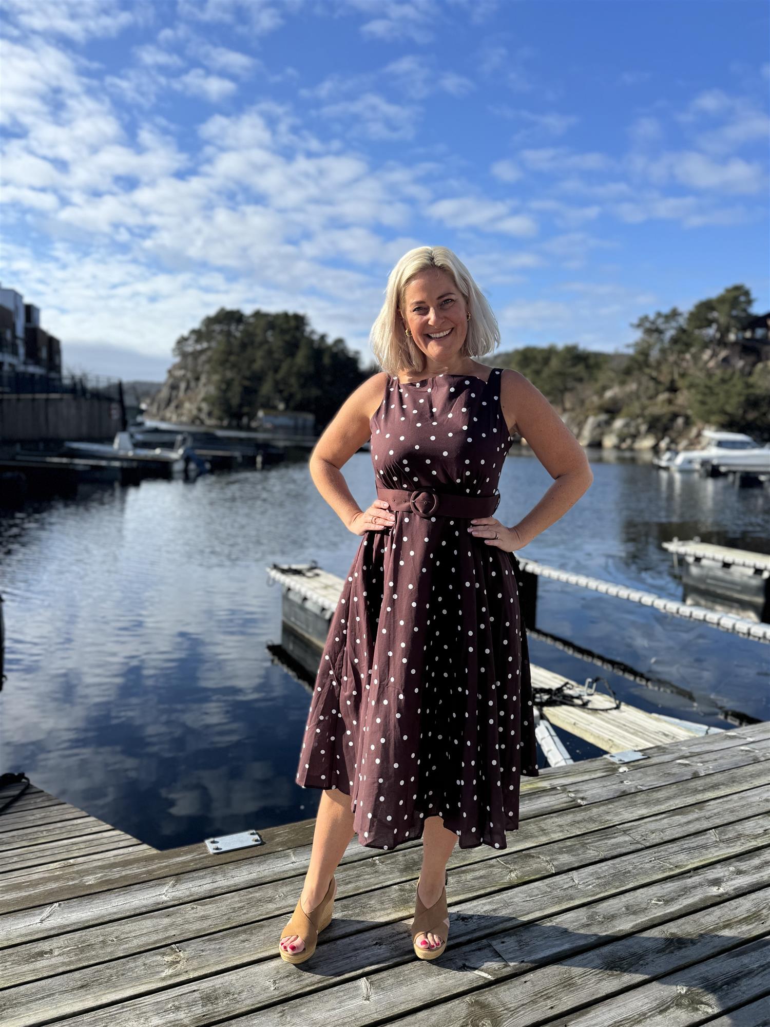 Tiffany Kjole i brun alternativt utsnitt, kjole fra Golightly hos Image Mandal