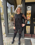 Molli Dress i sort på modell, kjole fra MBYM hos Image Mandal