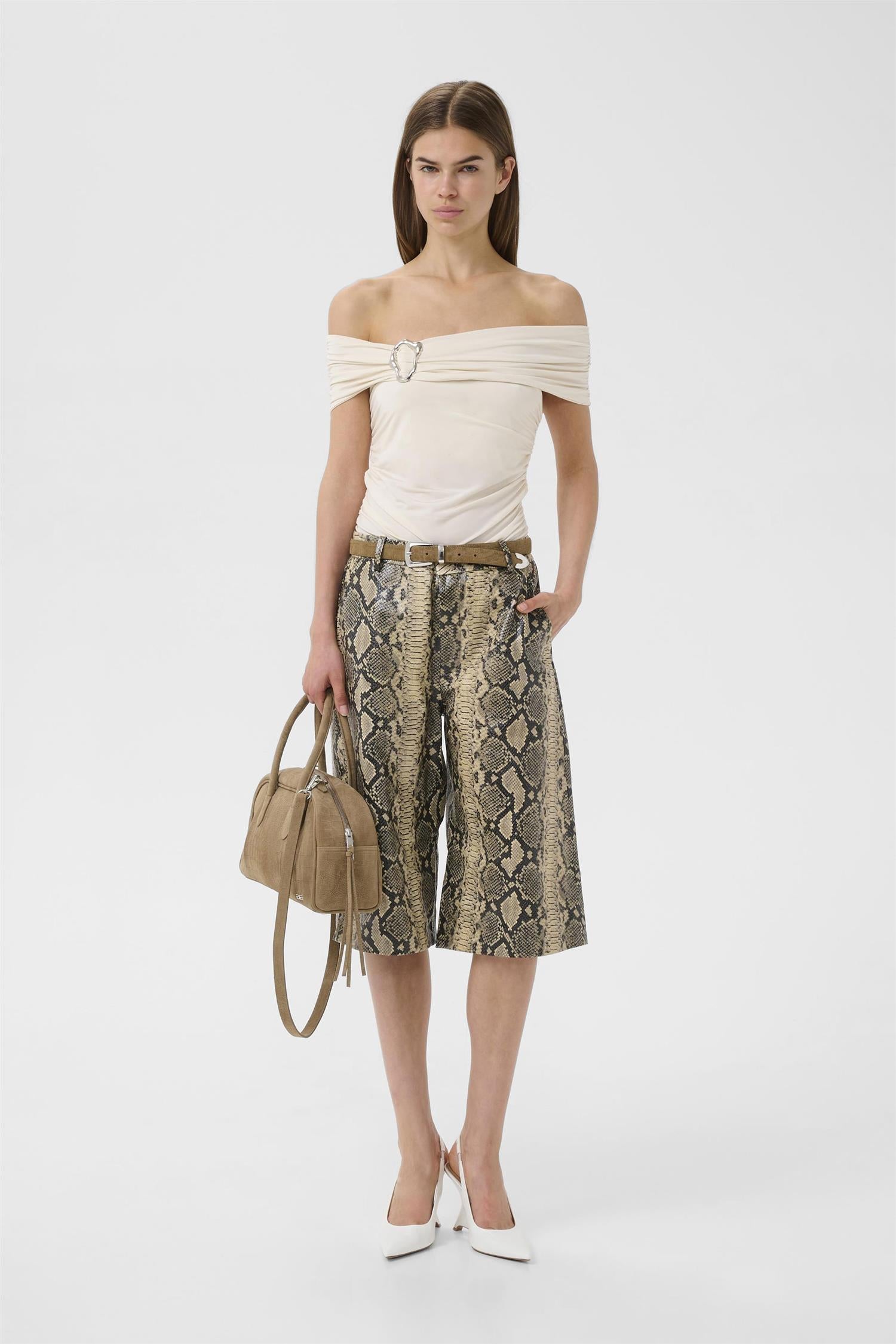 Gzlaily Off Shoulder Top i egret sett fra siden, skjorte fra Gestuz hos Image Mandal