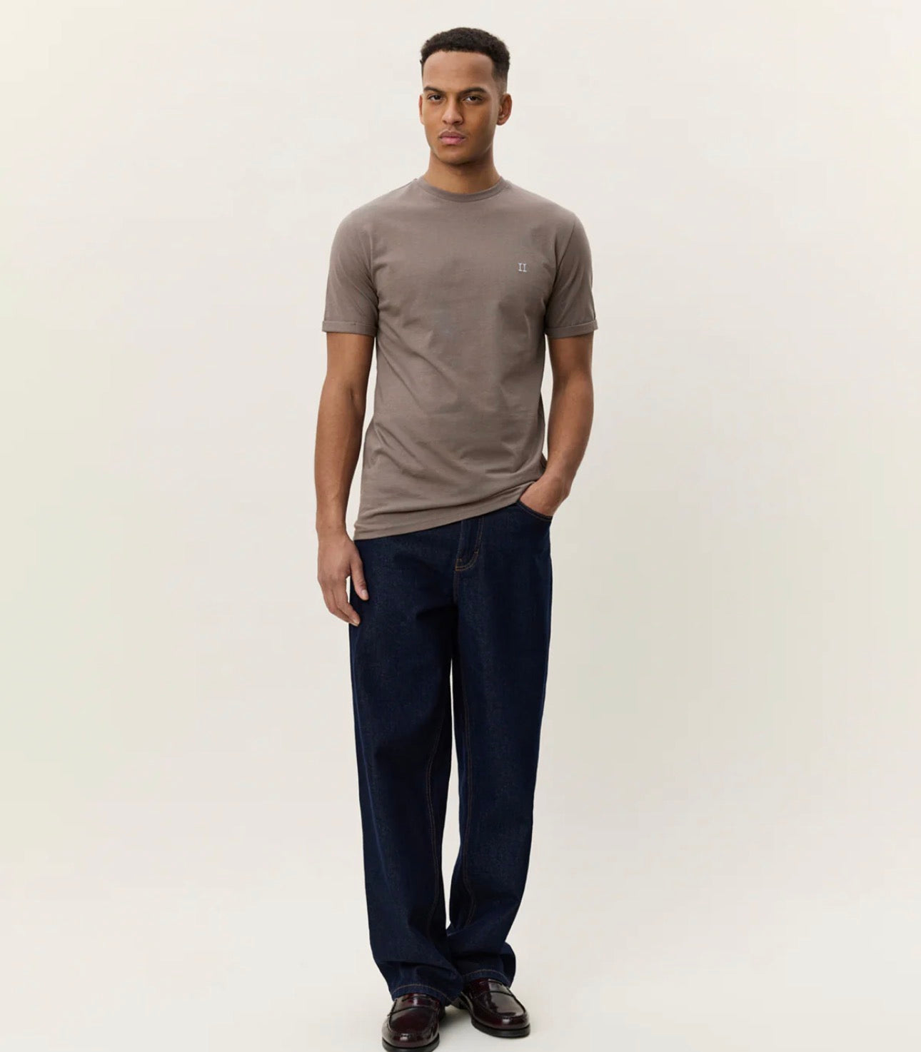 Core Contrast T-Shirt i brun, t-skjorte fra Les Deux hos Image Mandal