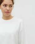 Betsy Emrys-m T-shirt i hvit sett fra siden, t-skjorte fra MBYM hos Image Mandal