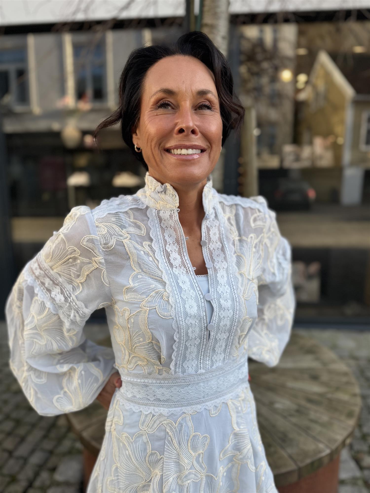 Aliah Needle Dress i blå på modell, kjole fra Ravn Ravn hos Image Mandal