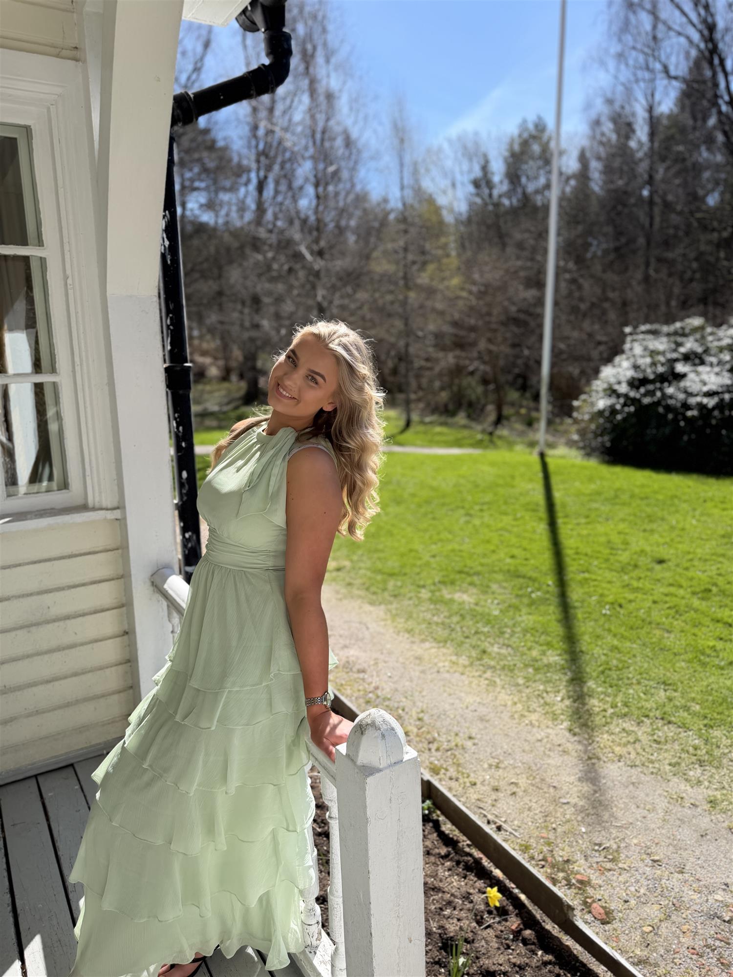 Marli Solid Chiffon Dress i grønn alternativt utsnitt, kjole fra Neo Noir hos Image Mandal