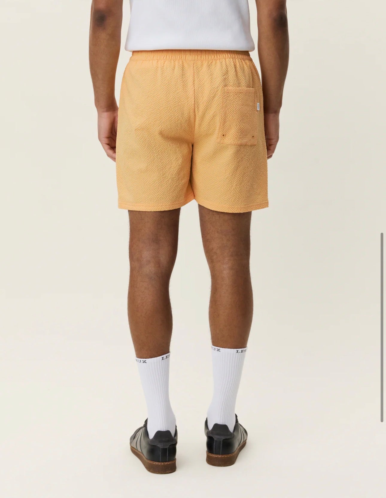 Seersucker Swim Shorts i aprikos bakfra, badetøy fra Les Deux hos Image Mandal