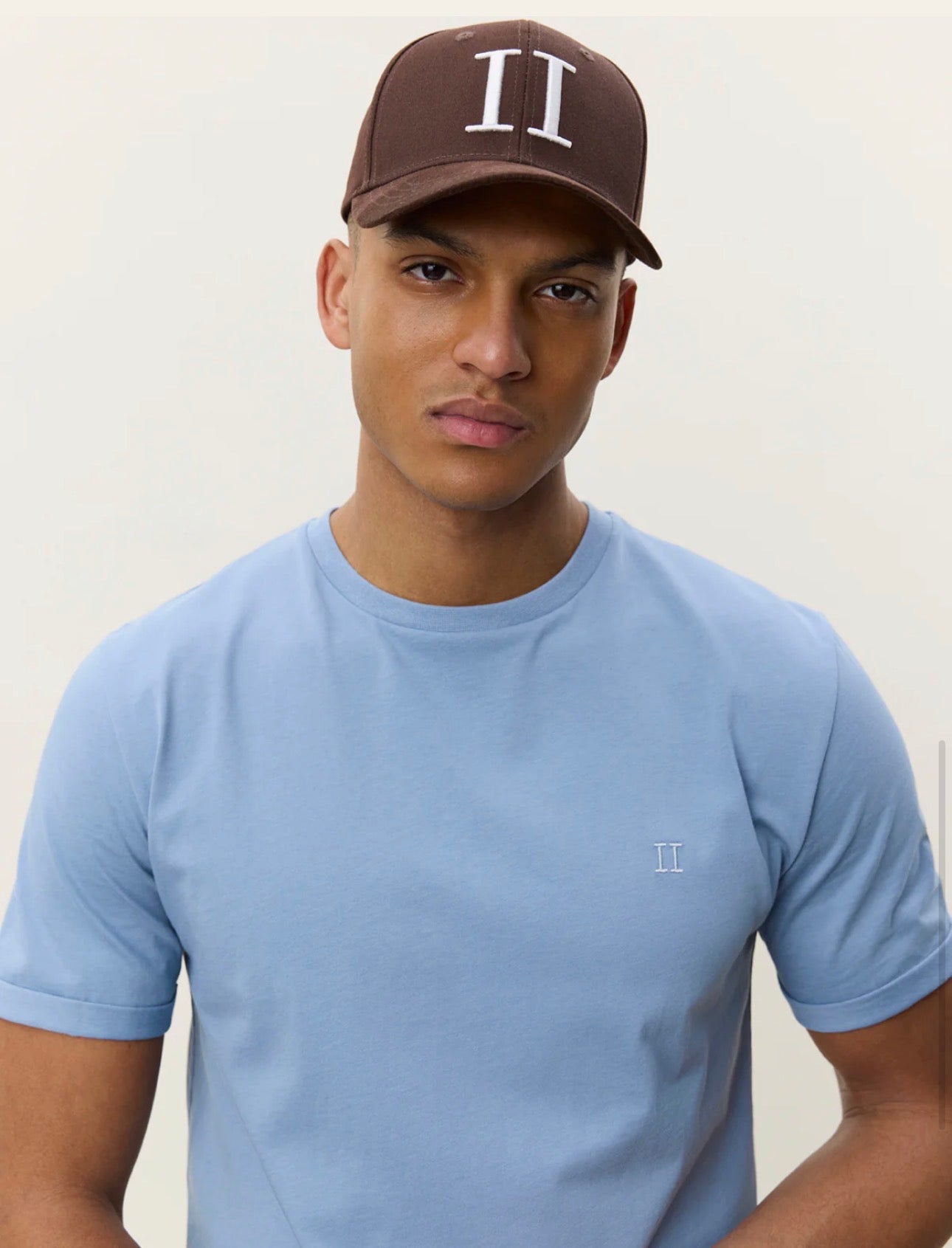 Core Contrast T-Shirt i mørkeblå bakfra, t-skjorte fra Les Deux hos Image Mandal