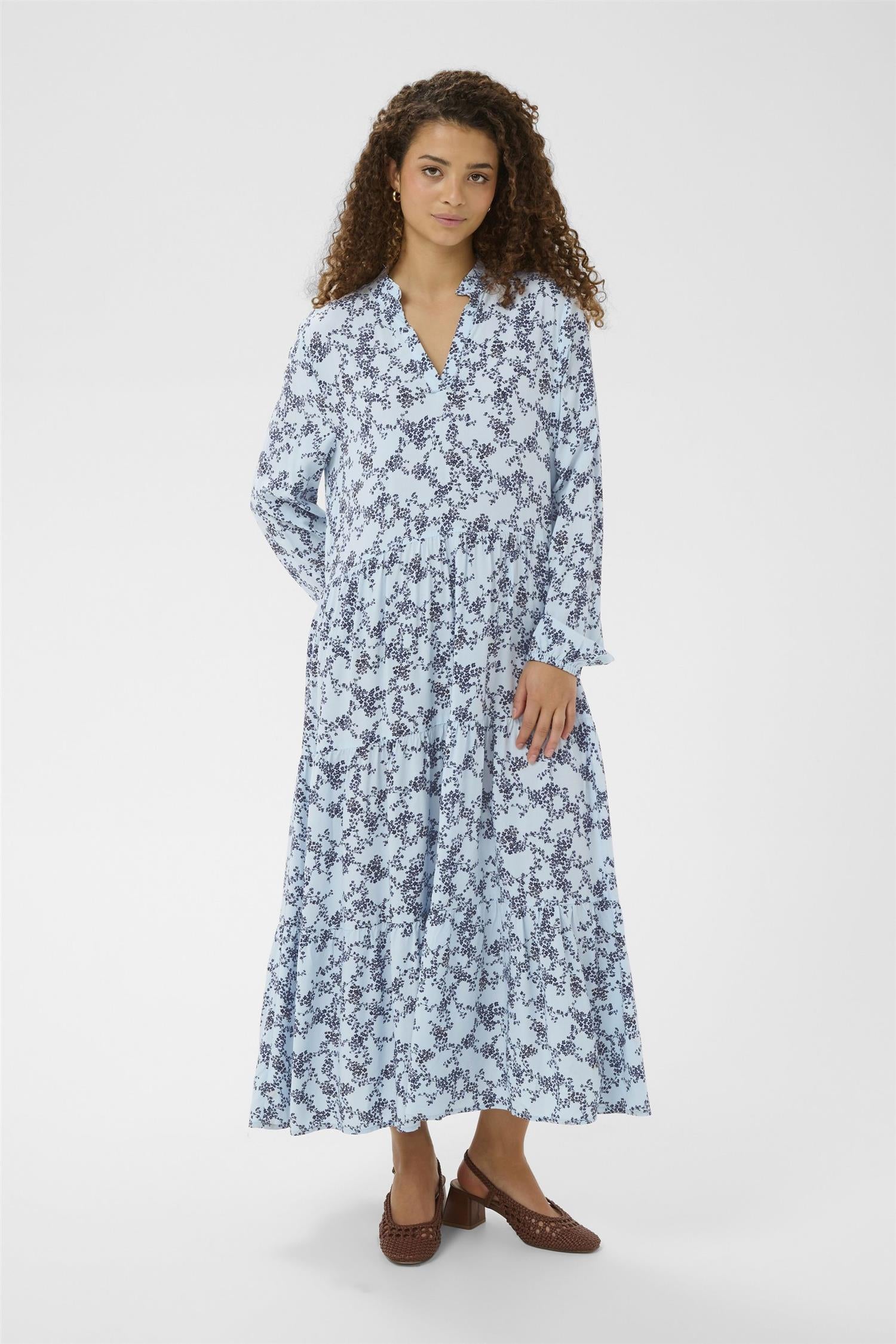 Edasz Maxi Dress i skyway eclipse spring blomstret på modell, kjole fra Saint Tropez hos Image Mandal