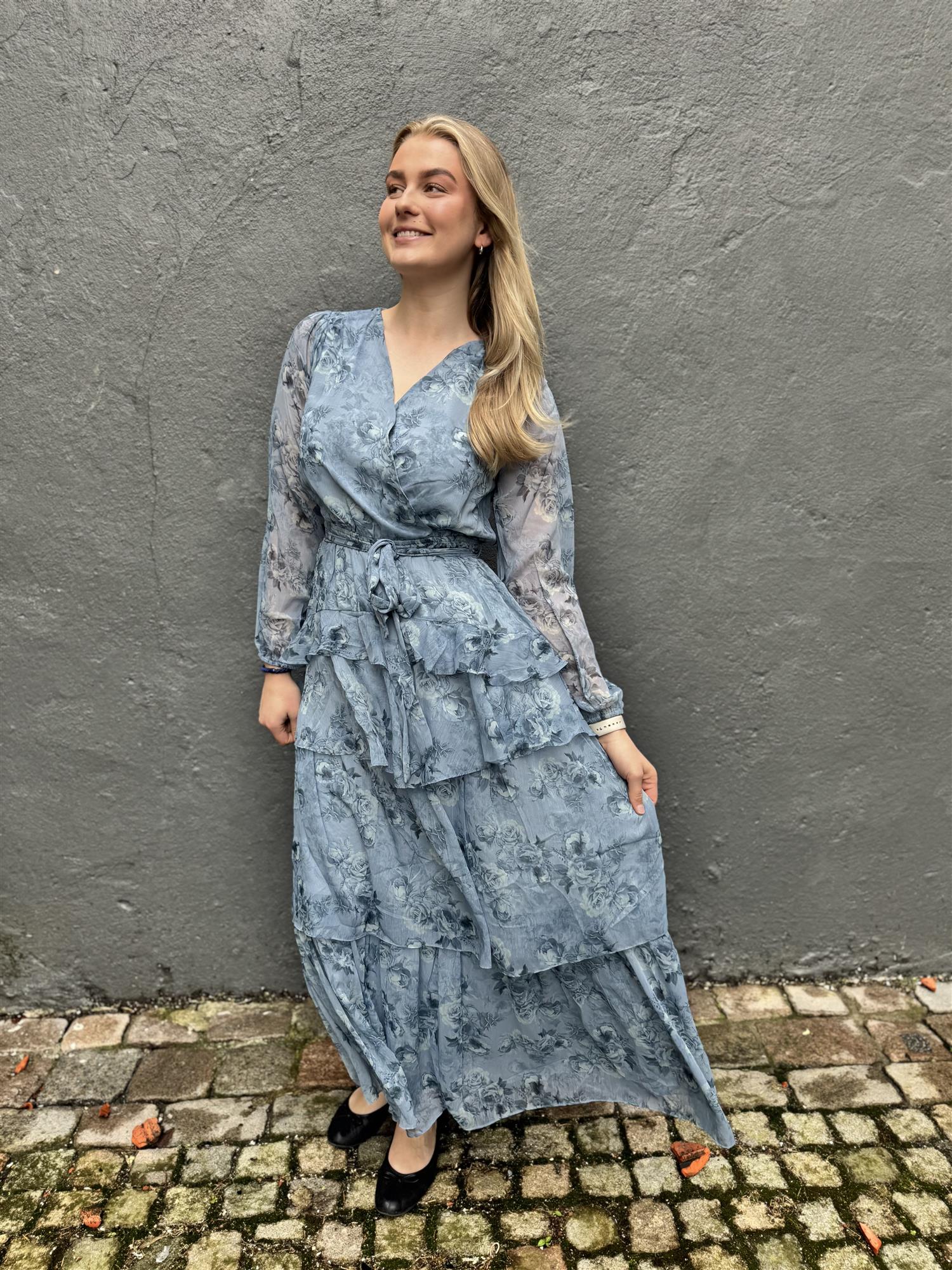 Denila Crepe Print Dress i blå styling-inspirasjon, kjole fra Neo Noir hos Image Mandal
