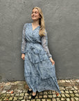 Denila Crepe Print Dress i blå styling-inspirasjon, kjole fra Neo Noir hos Image Mandal
