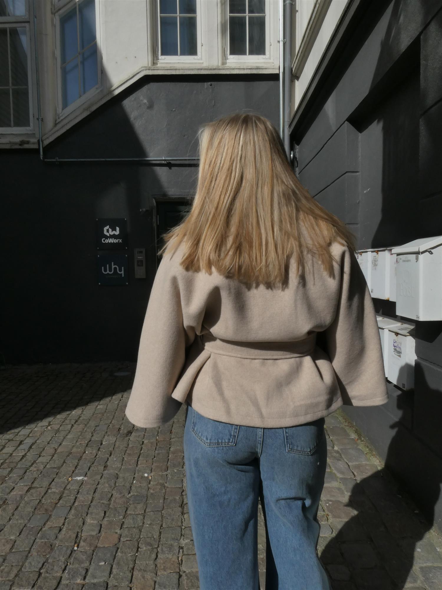 Zanna Cape i beige detaljbilde, yttertøy fra Neo Noir hos Image Mandal