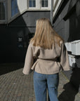 Zanna Cape i beige detaljbilde, yttertøy fra Neo Noir hos Image Mandal
