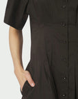 Baia Poplin Dress i chocolate brun sett fra siden, kjole fra Neo Noir hos Image Mandal