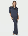 Roella Heavy Sateen Blouse i marineblå på modell, bluse fra Neo Noir hos Image Mandal