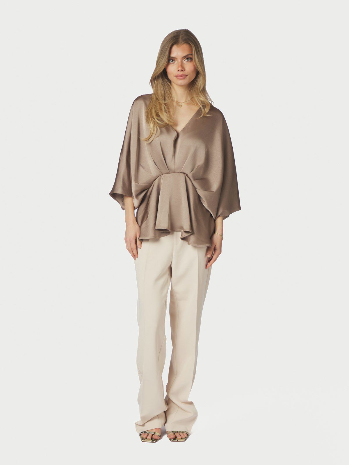 Rivina Heavy Sateen Blouse i dark taupe bakfra, skjorte fra Neo Noir hos Image Mandal