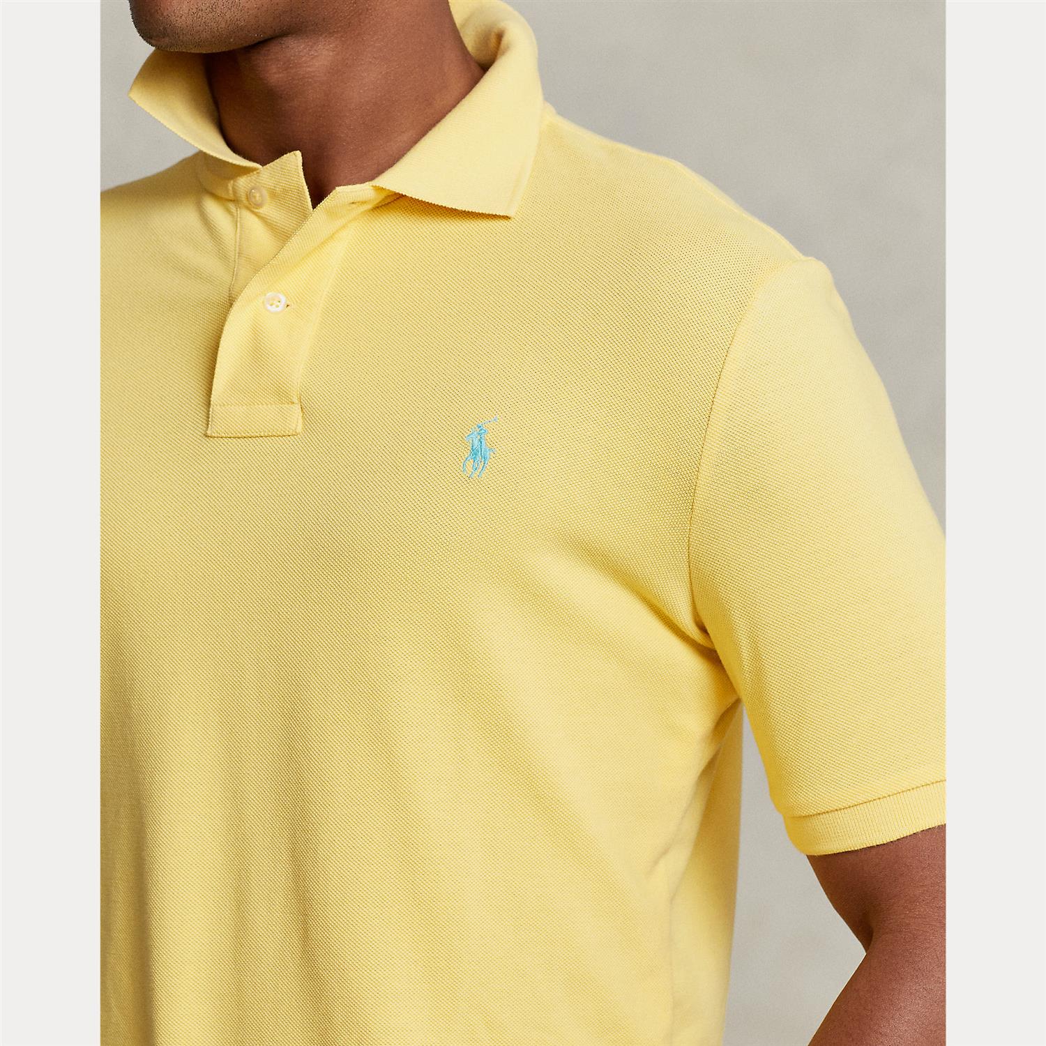 Custom Slim Knit Short-Sleeve Polo Shirt i gul styling-inspirasjon, skjorte fra Polo Ralph Lauren hos Image Mandal
