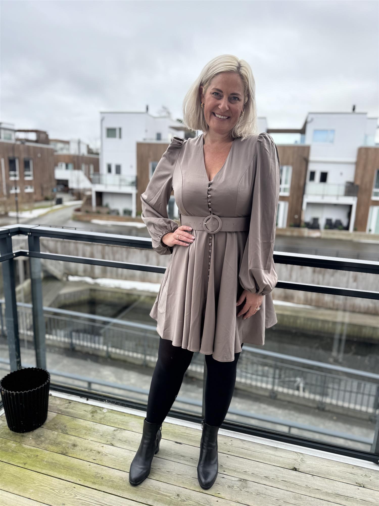 Queen Satin Dress ekstra vinkel, kjole fra Golightly hos Image Mandal