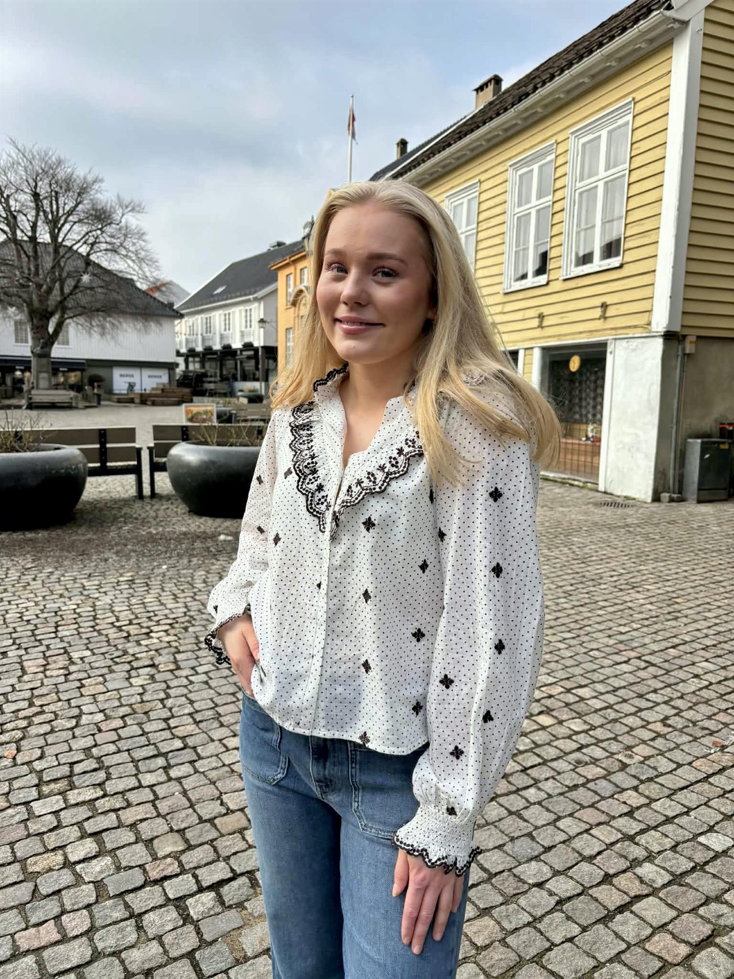 Degas Dot Blouse i hvit detaljbilde, skjorte fra Neo Noir hos Image Mandal