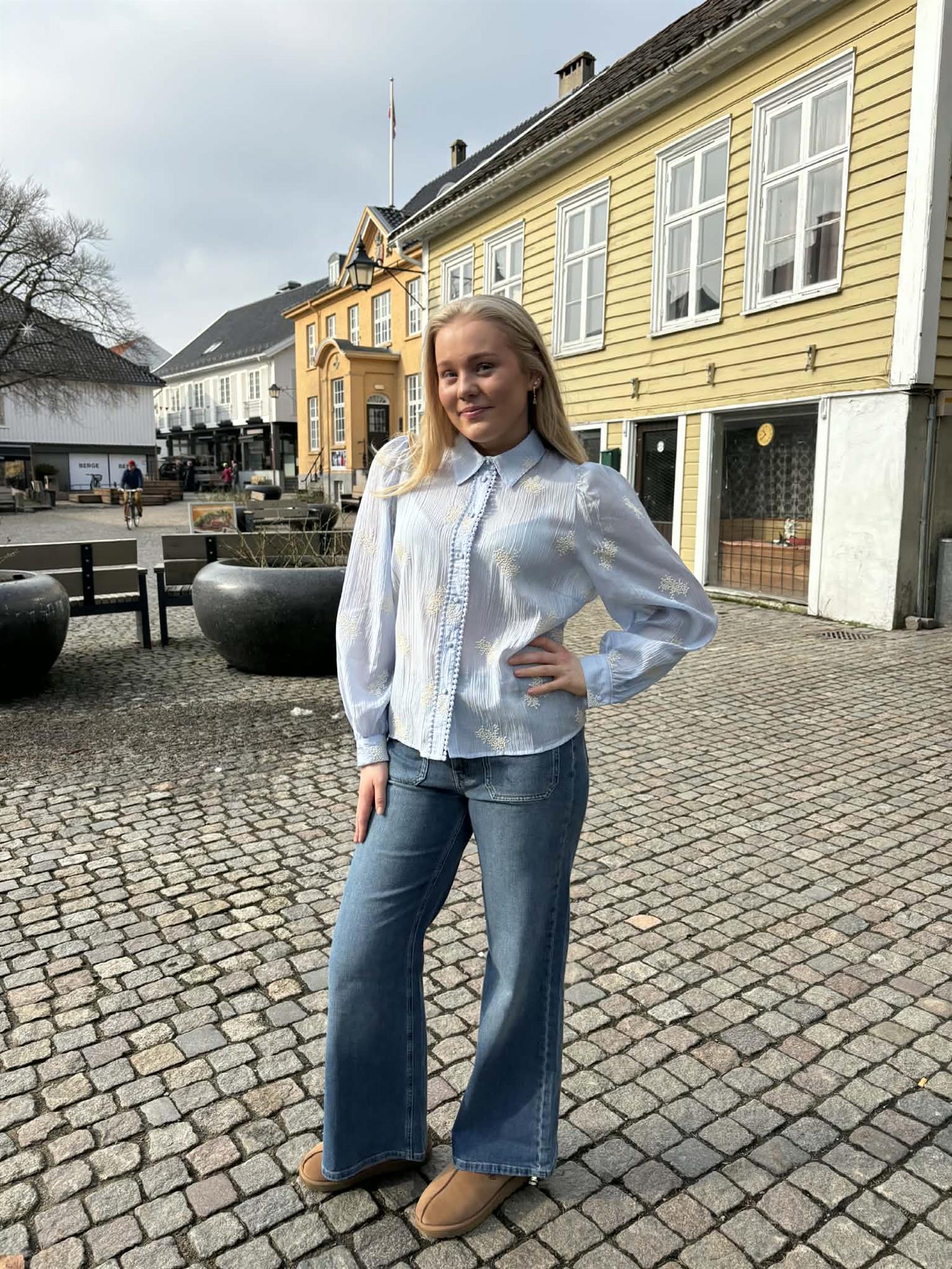 Ameliacc Emb Shirt i pale blå i lyocell, skjorte fra Co'couture hos Image Mandal
