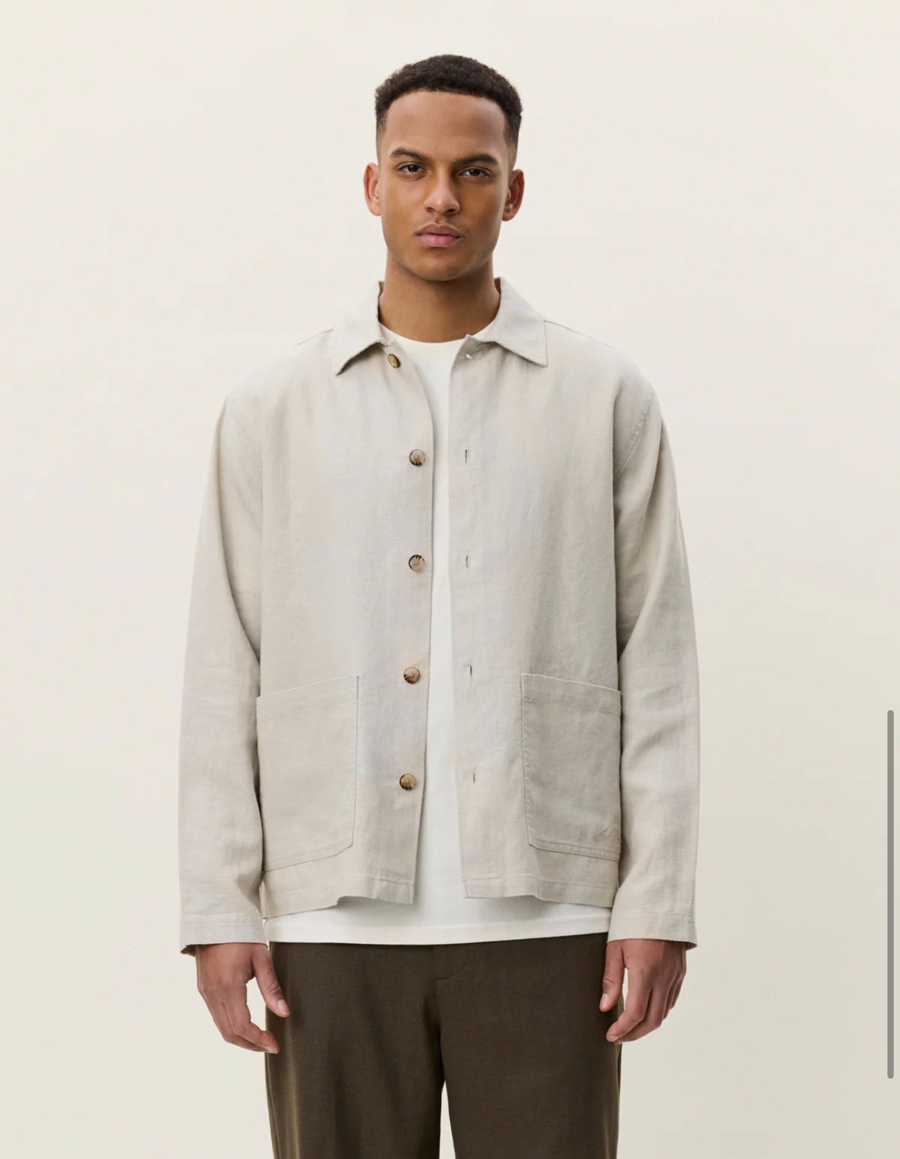 Linen Overshirt i light sand sett fra siden, overdel fra Les Deux hos Image Mandal