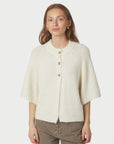 Benuta Fluffy Knit Cardigan i offwhite stylet antrekk, cardigan fra Neo Noir hos Image Mandal