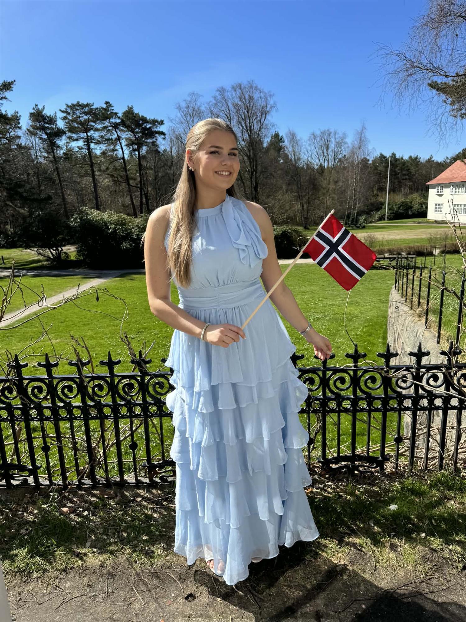 Marli Solid Chiffon Dress i lyseblå i polyester, kjole fra Neo Noir hos Image Mandal