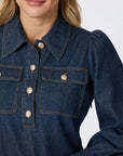 Nikko Denim Dress i blå på modell, kjole fra Neo Noir hos Image Mandal
