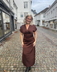 Safira V-dress i dark brun i polyester, kjole fra Co'couture hos Image Mandal