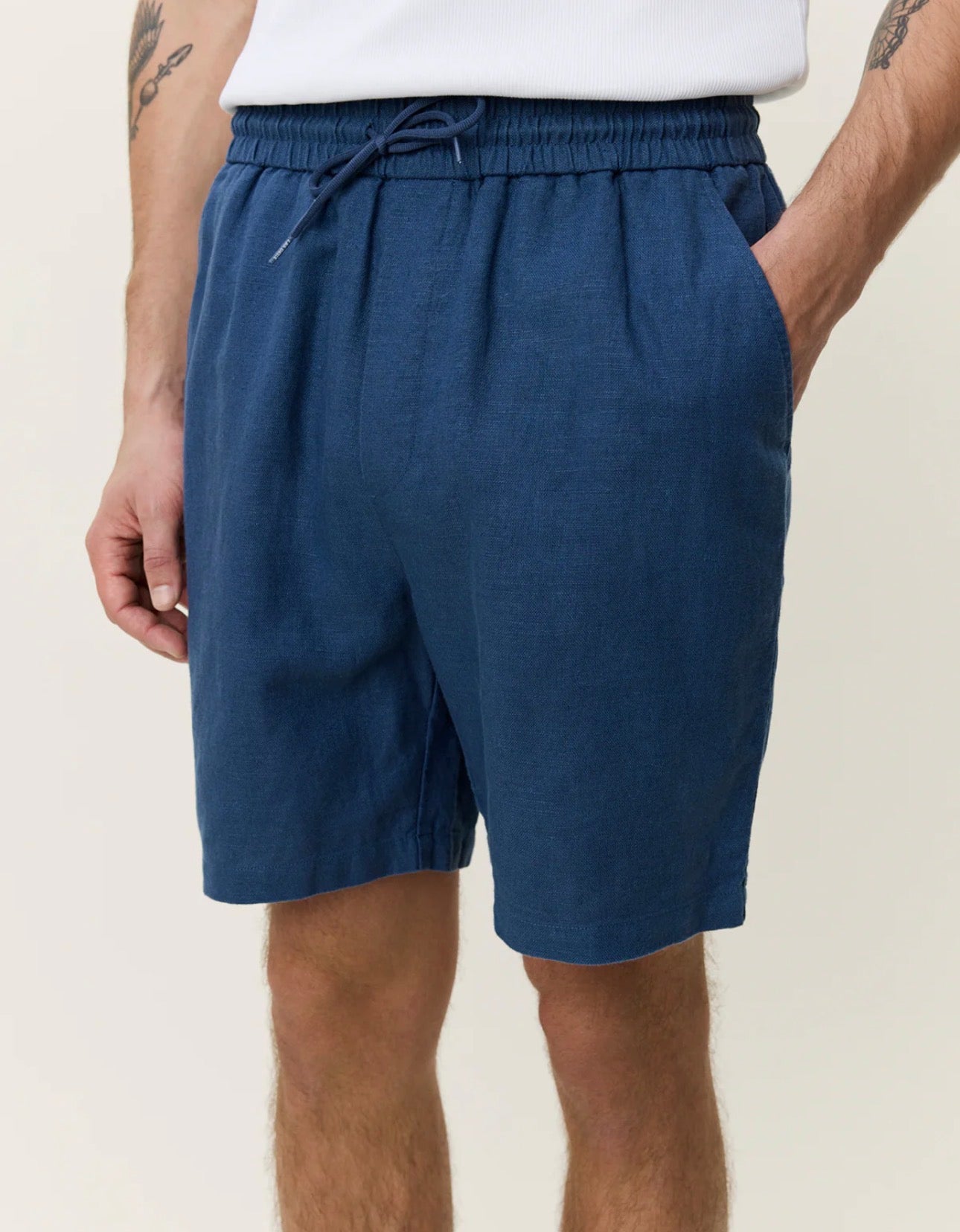 Drawstring Linen Shorts i mørkeblå sett fra siden, shorts fra Les Deux hos Image Mandal