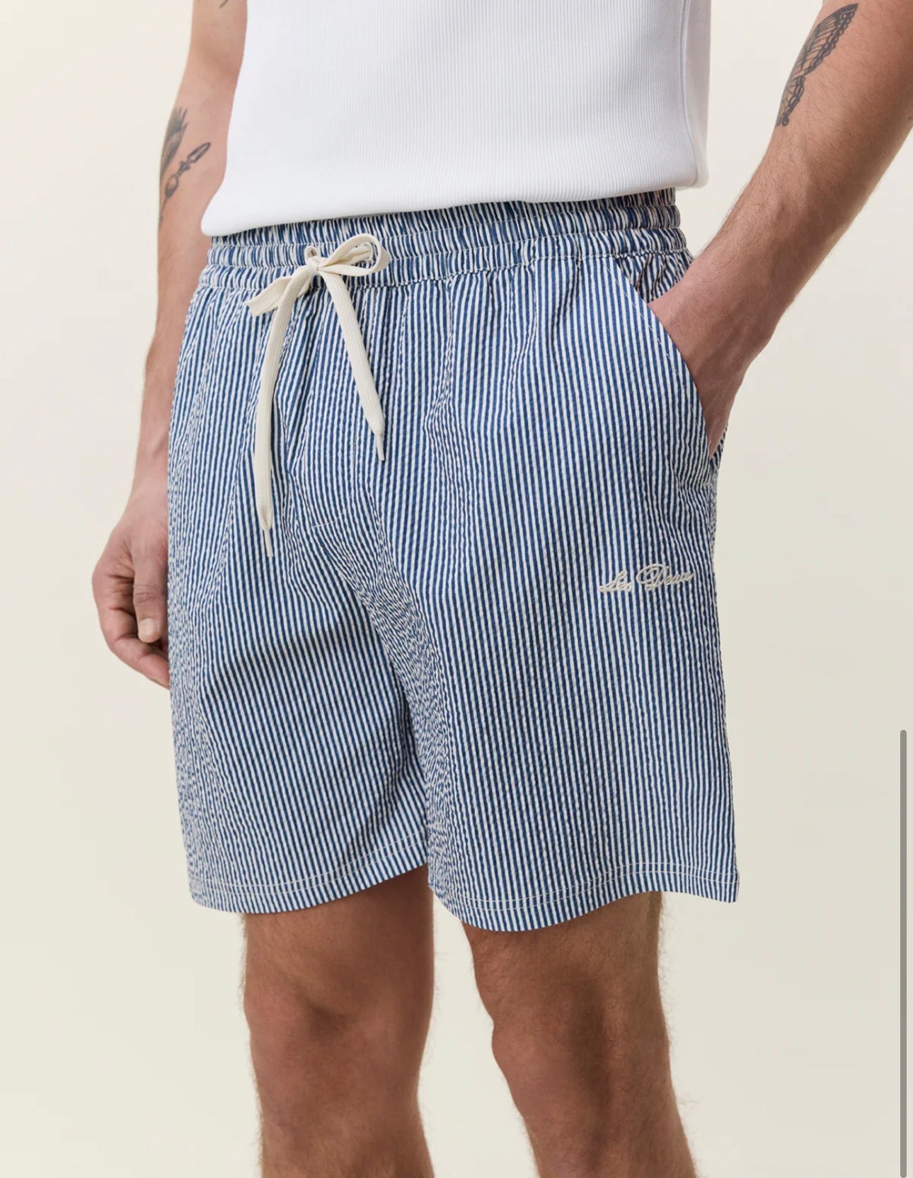 Stripe Seersucker Swim Shorts i mørkeblå, badetøy fra Les Deux hos Image Mandal