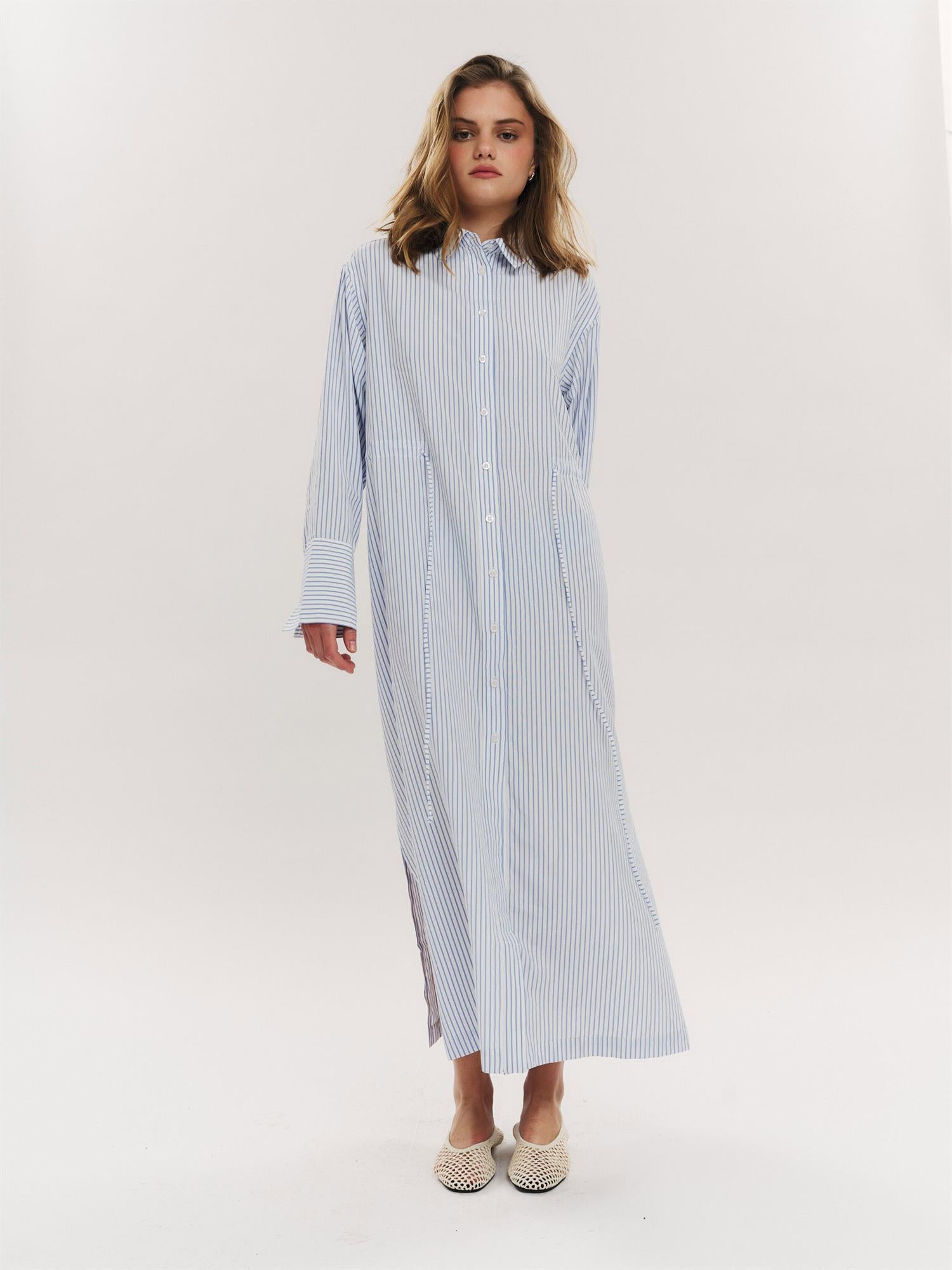 Sally Midi Dress i blå stripet bakfra, kjole fra Once Untold hos Image Mandal