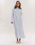 Sally Midi Dress i blå stripet bakfra, kjole fra Once Untold hos Image Mandal