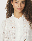 Gilda Embroidery Blouse i hvit sett fra siden, skjorte fra Neo Noir hos Image Mandal