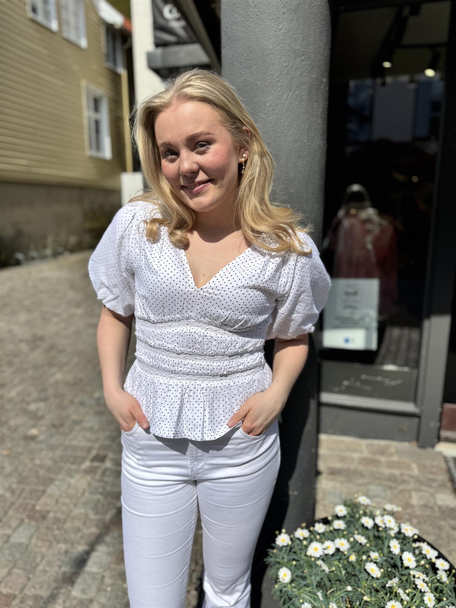 Sapura Mini Dot Blouse styling-inspirasjon, bluse fra Neo Noir hos Image Mandal