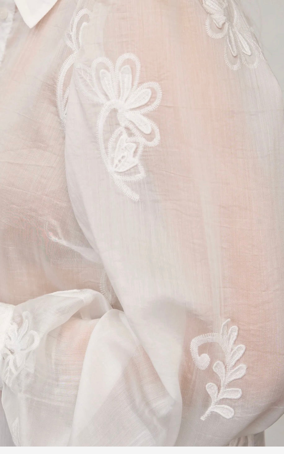 Novincc Emb Ls Shirt i offwhite nærbilde av detaljer, skjorte fra Co'couture hos Image Mandal