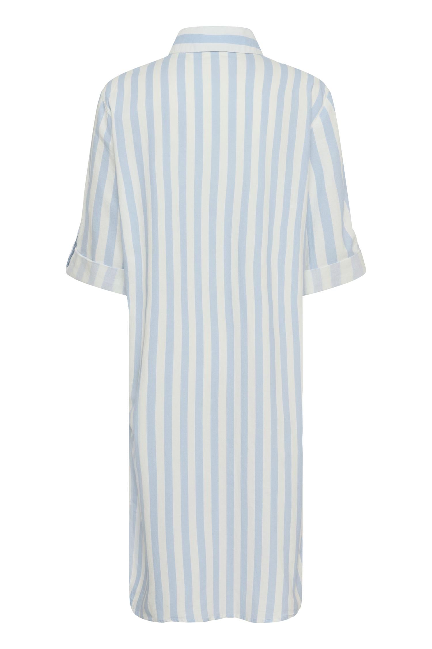 Zalindasz Shirt Dress i skyway ice stripet sett fra siden, kjole fra Saint Tropez hos Image Mandal