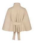 Zanna Cape i beige på modell, yttertøy fra Neo Noir hos Image Mandal