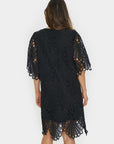 Jiliannasz Dress i sort bakfra, kjole fra Saint Tropez hos Image Mandal