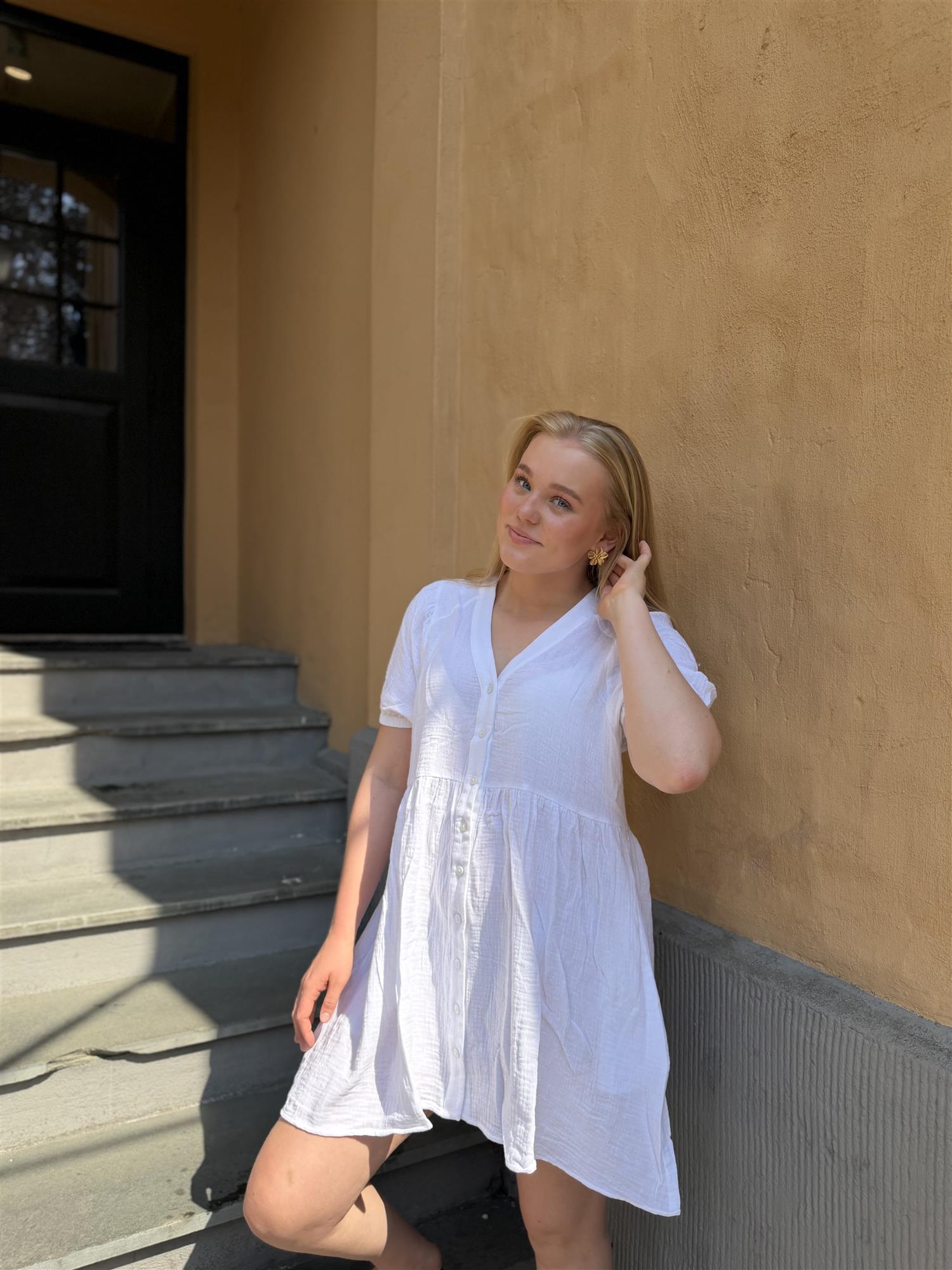 Leontine Dress i White, kjole fra Urban Pioneers hos Image Mandal