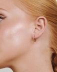 Nilea - Crystal Hoop Earrings Stainless Steel sett fra siden, tilbehør fra Timi Of Sweden hos Image Mandal