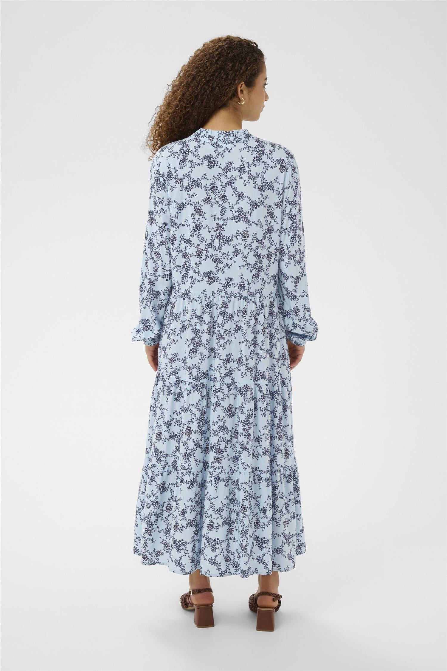 Edasz Maxi Dress i skyway eclipse spring blomstret nærbilde av detaljer, kjole fra Saint Tropez hos Image Mandal