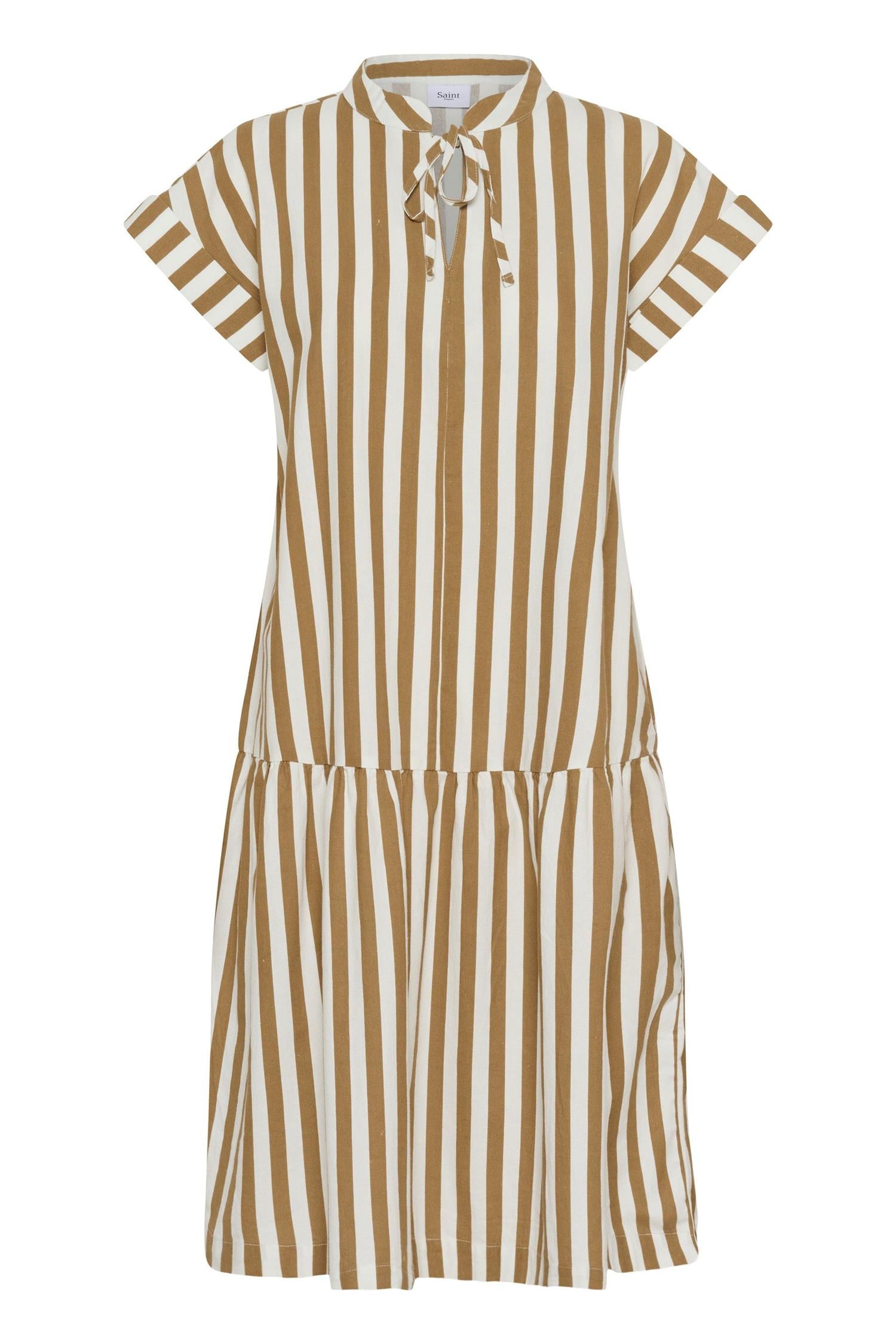 Zalindasz Ss Dress i tiger's eye ice stripet i bomull, kjole fra Saint Tropez hos Image Mandal