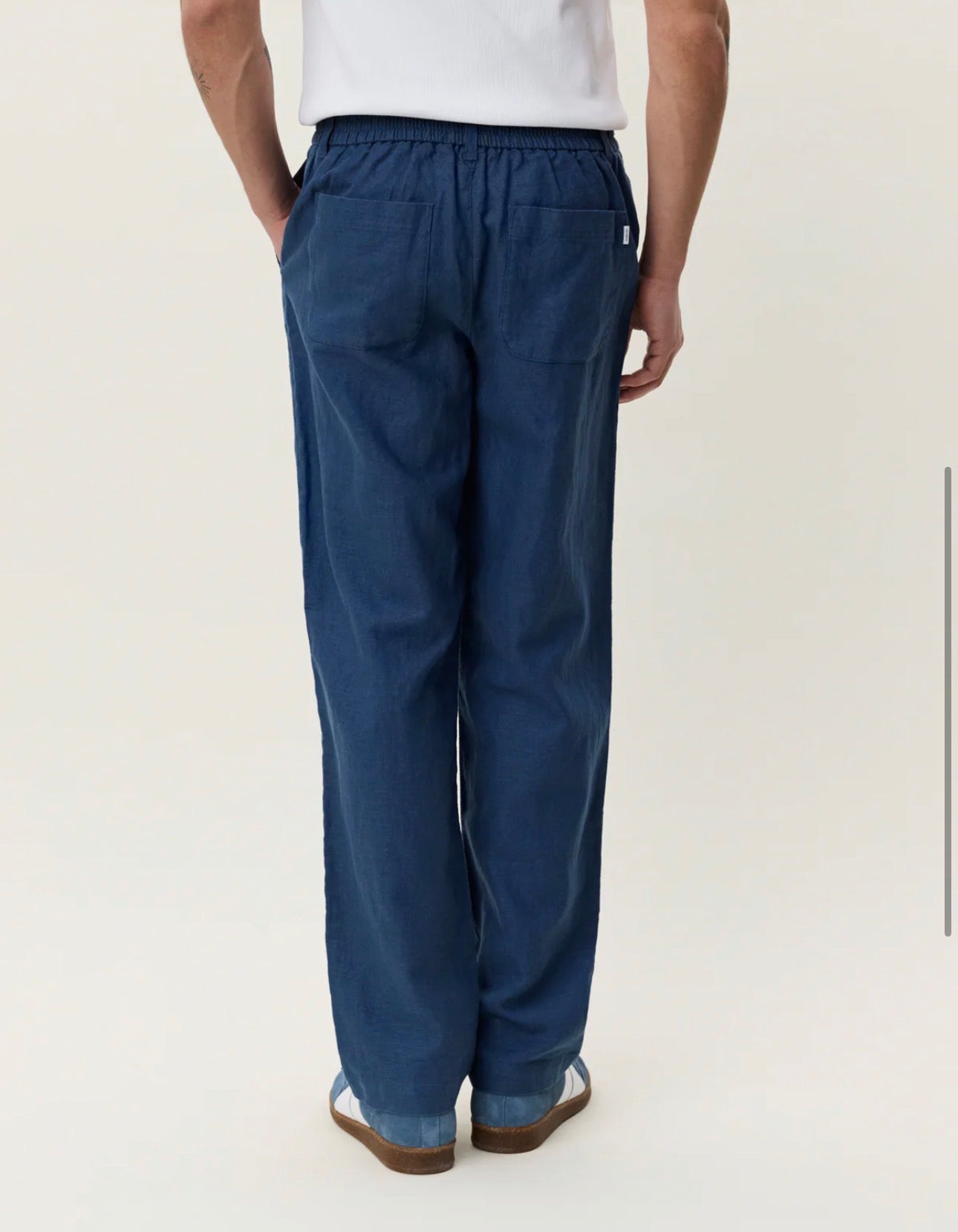 Linen Comfort Suit Pants i mørkeblå sett fra siden, bukse fra Les Deux hos Image Mandal