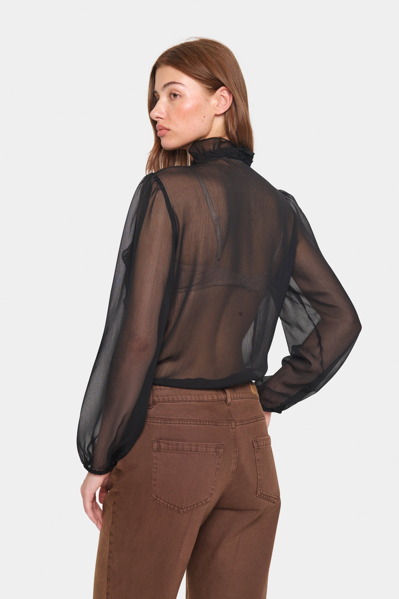 Lilja Crincle Shirt i sort ekstra vinkel, bluse fra Saint Tropez hos Image Mandal