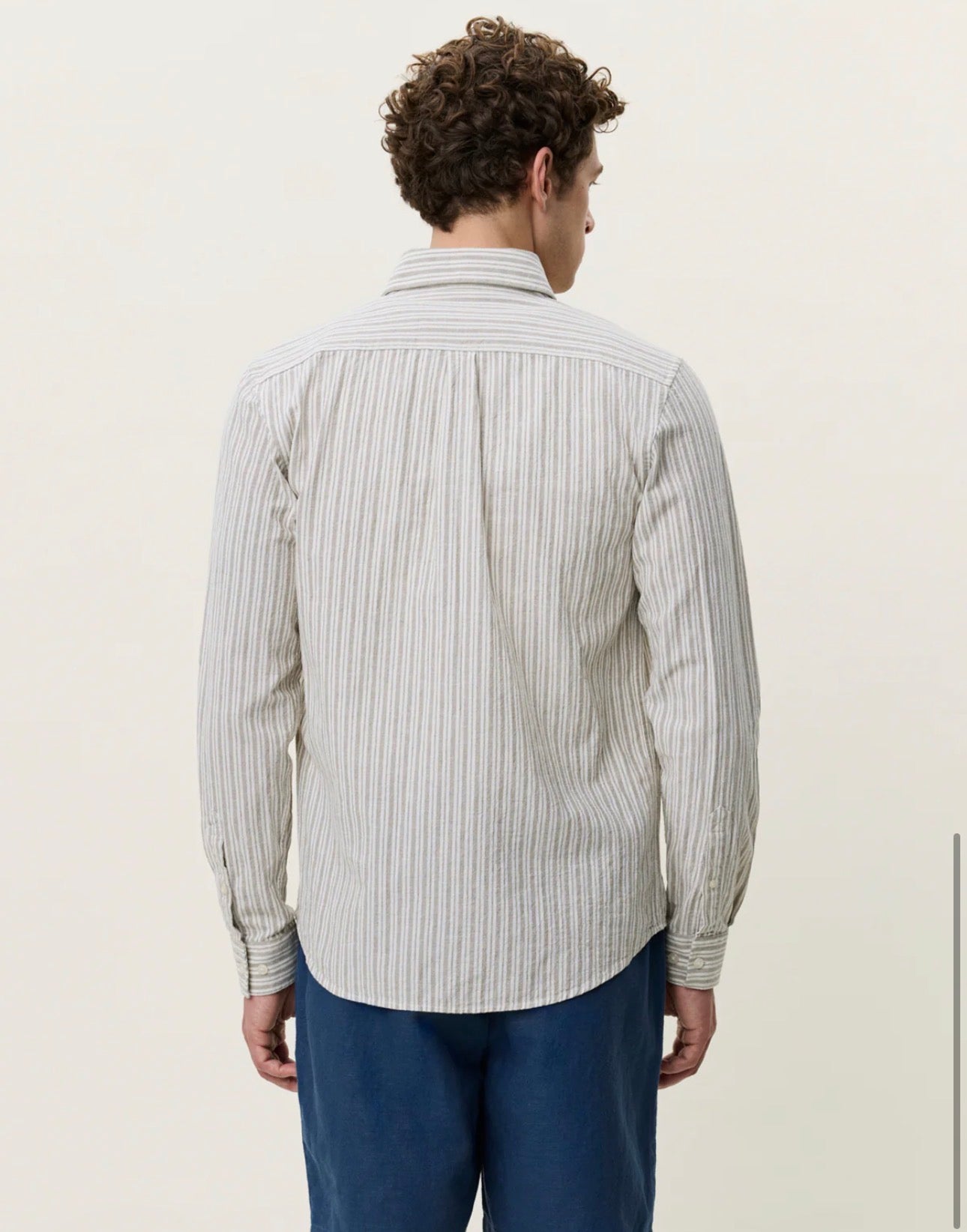 Cotton Linen Shirt i dark sand nærbilde av detaljer, skjorte fra Les Deux hos Image Mandal