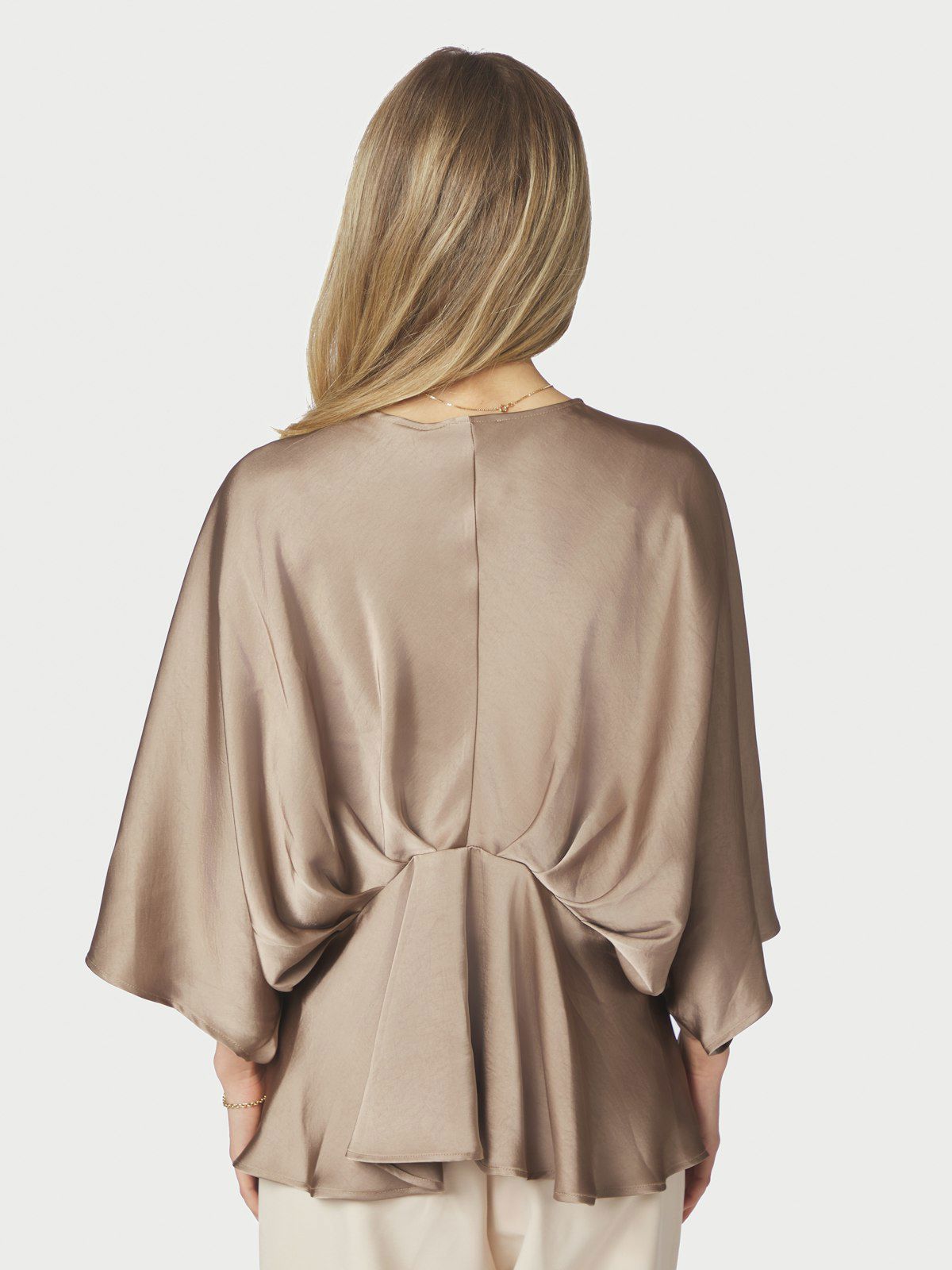 Rivina Heavy Sateen Blouse i dark taupe nærbilde av detaljer, skjorte fra Neo Noir hos Image Mandal