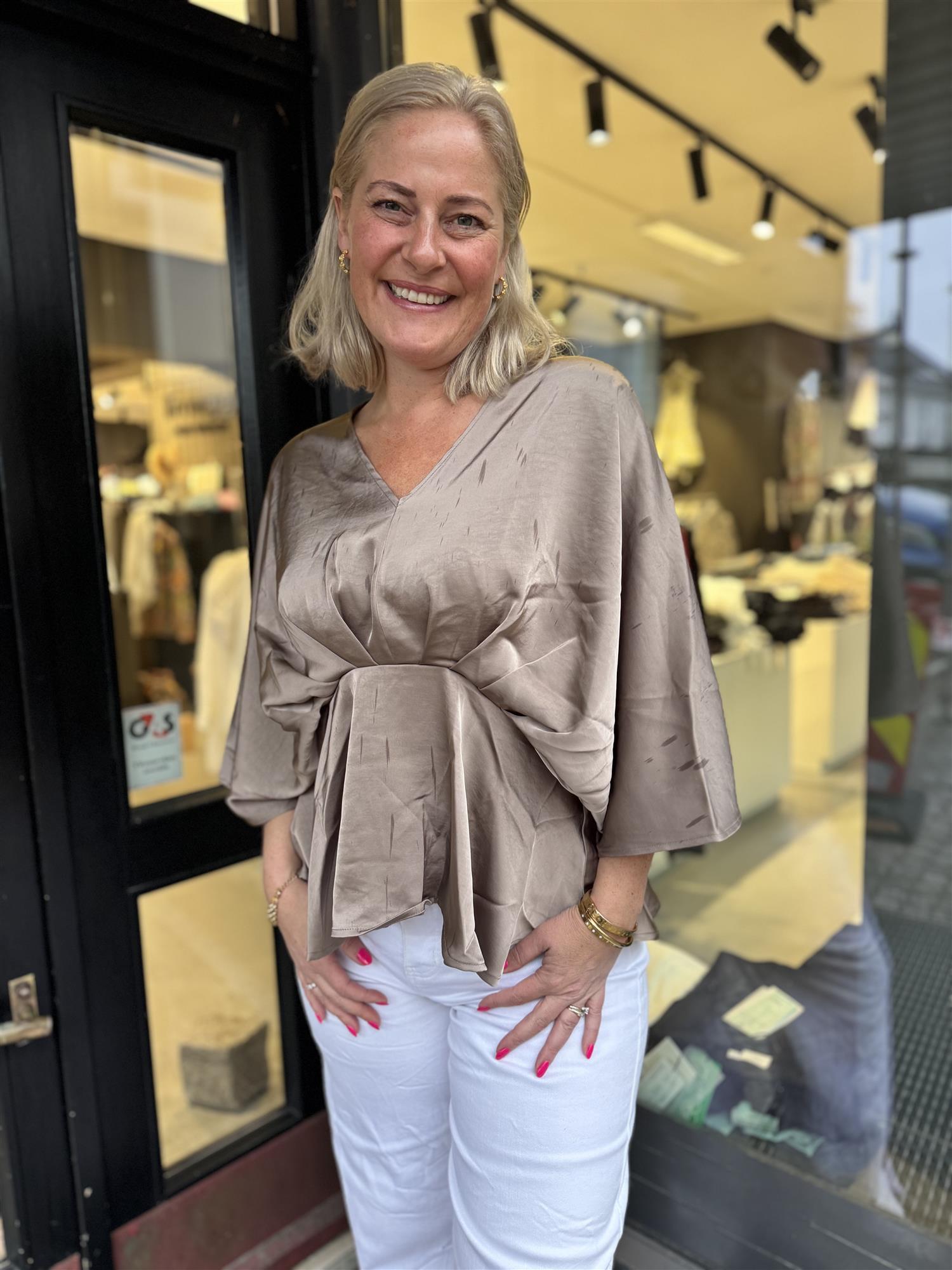 Rivina Heavy Sateen Blouse i dark taupe, skjorte fra Neo Noir hos Image Mandal