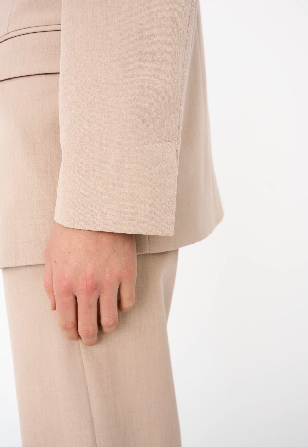 Andrea Essential Blazer i khaki bakfra, blazer fra Ivy Copenhagen hos Image Mandal