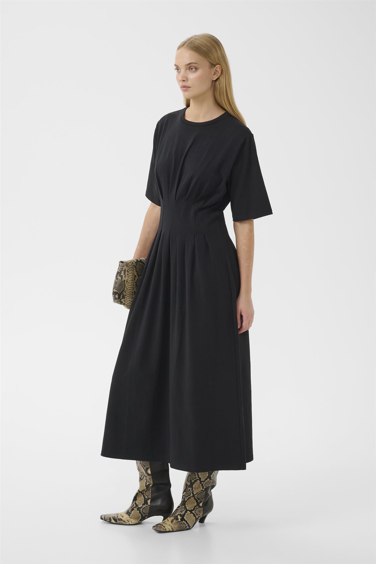 Gzinez Long Dress i sort sett fra siden, kjole fra Gestuz hos Image Mandal