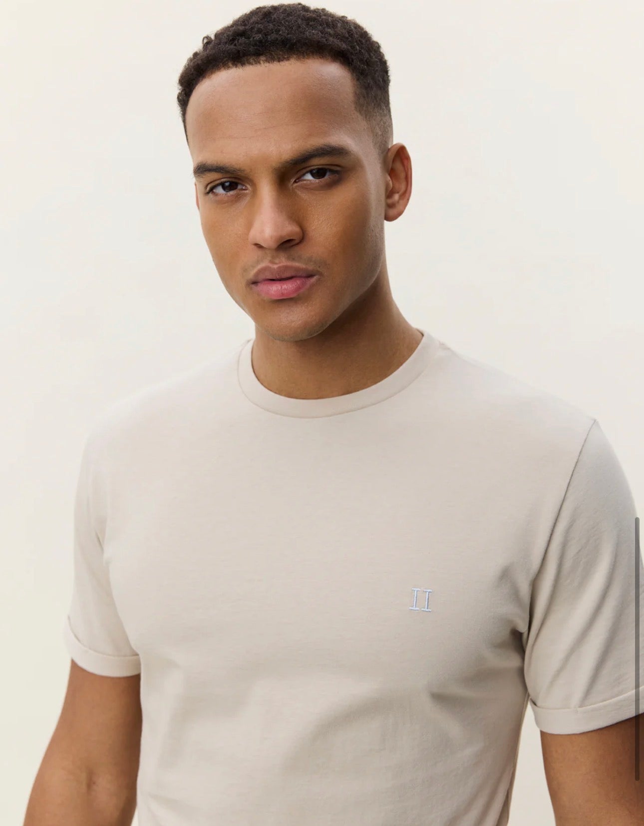 Core Contrast T-Shirt i light sand sett fra siden, t-skjorte fra Les Deux hos Image Mandal