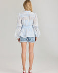 Aliah Needle Blouse i lyseblå nærbilde av detaljer, bluse fra Ravn Ravn hos Image Mandal